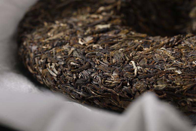 Natural Yunnan Puerh Tea Yiwu Ancient Trees Early Spring 357g Qizi Cake Puerh Raw Cake Orchid Fragrance Healthy and Delicious Green Tea 云南普洱茶 易武古树 早春 357g七子饼普洱生饼