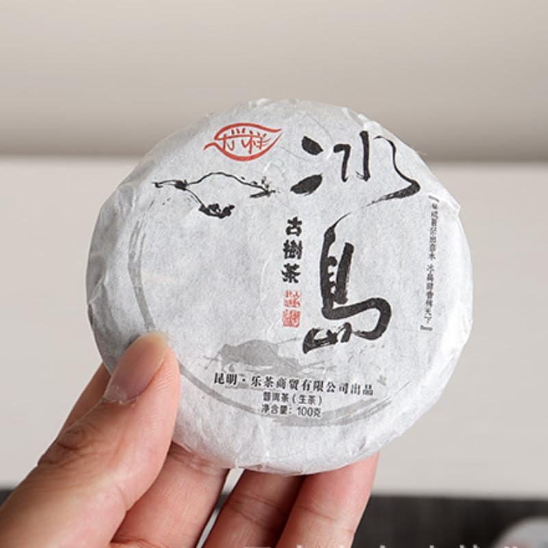 Natural and Additive-free Pu'er Tea Lexingxiang Raw Tea 100g Iceland Spring Tea for Travelling and Office Use (Mooncake Shape) Green tea 普洱茶100克冰岛 明前春茶旅游办公用茶(月饼形状)