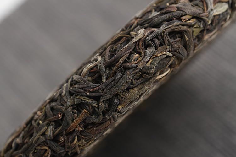 Yunnan Natural Puerh Tea 200g Icelandic Puerh Raw Tea Aged Puerh Raw Tea Cakes Green Tea Delicious Smooth Puerh Tea 云南普洱茶 200克冰岛普洱生茶 陈年普洱生茶饼