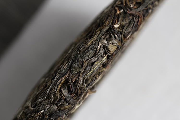 Yunnan Natural and Additive-free Puerh Tea Banzhang One Leaf Old Tree Puerh Raw Cake 357g Qizi Cake Tea Raw Tea, Chinese Green Tea 云南普洱茶 班章壹叶老树普洱生饼 357克七子饼茶