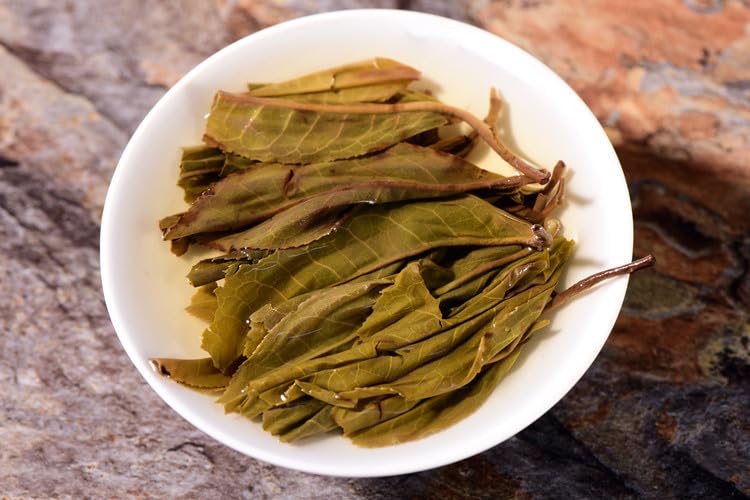 Natural and Additive-free Pu'er Tea Raw Tea 200g Brown YINHAO Tribute Cake Tea Yunnan Qizi Tea Cake Brown Big Tree Tea Healthy and Delicious Greeen Tea 普洱茶 生茶 200克布朗银毫贡饼茶云南七子茶饼布朗大树茶
