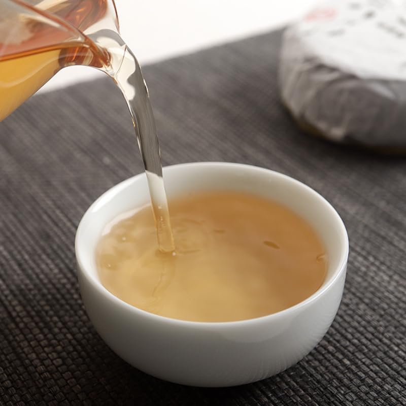 Natural and Additive-free Pu'er Tea Lexingxiang Raw Tea 100g Iceland Spring Tea for Travelling and Office Use (Mooncake Shape) Green tea 普洱茶100克冰岛 明前春茶旅游办公用茶(月饼形状)