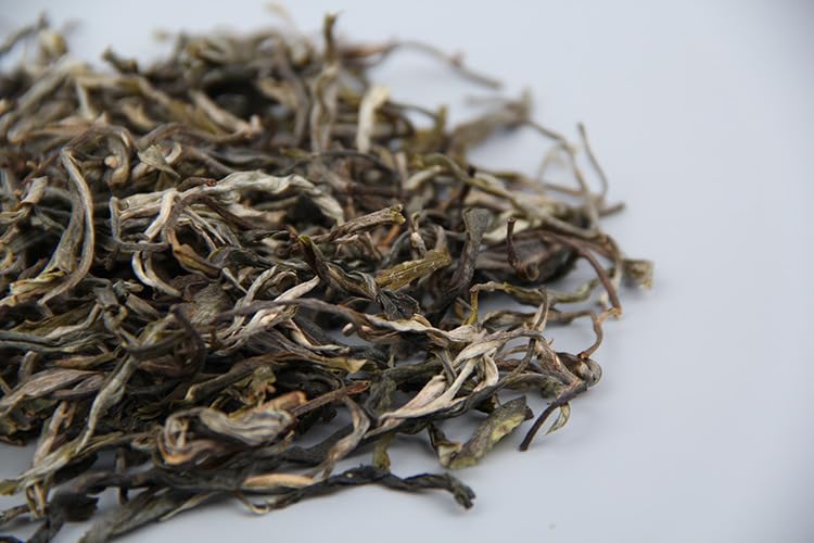 Natural and Additive-free Puerh Tea Bangdong Pure Material Sun Green Raw Tea Pre-ming Dynasty Ancient Tree Spring Tea Honey Scent 500g Green Tea 普洱茶 邦东纯料晒青生茶明前古树春茶 蜜香 500g