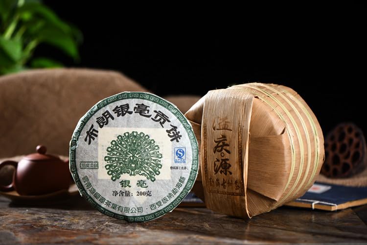 Natural and Additive-free Pu'er Tea Raw Tea 200g Brown YINHAO Tribute Cake Tea Yunnan Qizi Tea Cake Brown Big Tree Tea Healthy and Delicious Greeen Tea 普洱茶 生茶 200克布朗银毫贡饼茶云南七子茶饼布朗大树茶