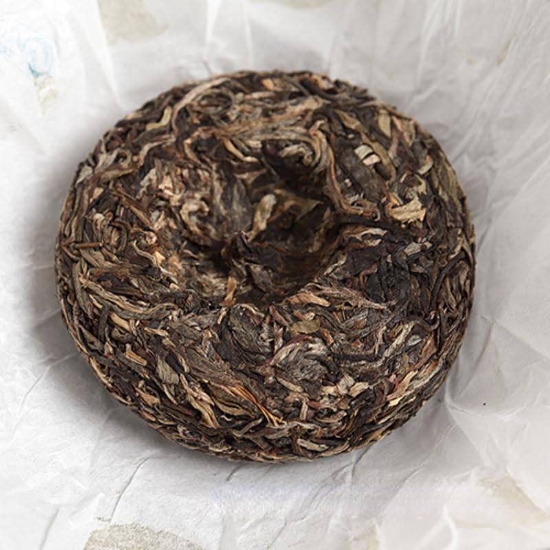 Natural and Additive-free Pu'er Tea Lexingxiang Raw Tea 100g Iceland Spring Tea for Travelling and Office Use (Mooncake Shape) Green tea 普洱茶100克冰岛 明前春茶旅游办公用茶(月饼形状)