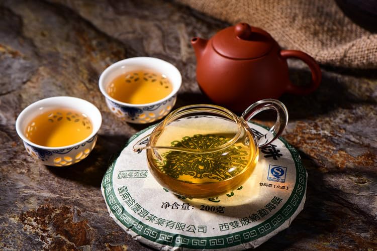 Natural and Additive-free Pu'er Tea Raw Tea 200g Brown YINHAO Tribute Cake Tea Yunnan Qizi Tea Cake Brown Big Tree Tea Healthy and Delicious Greeen Tea 普洱茶 生茶 200克布朗银毫贡饼茶云南七子茶饼布朗大树茶