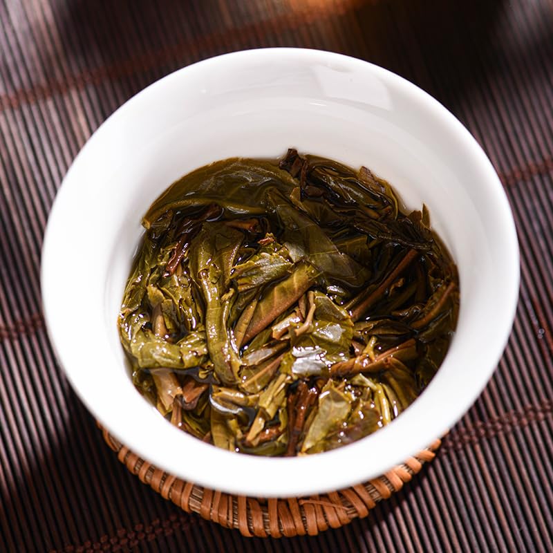 Yunnan Natural and additive-free Puerh Raw Tea Cake Yiwu First Spring Raw Tea 357g Qizi Cake Raw Puerh Tea Deliciously Smooth Puerh Tea云南天然无添加普洱生茶饼 易武头春生茶 357g