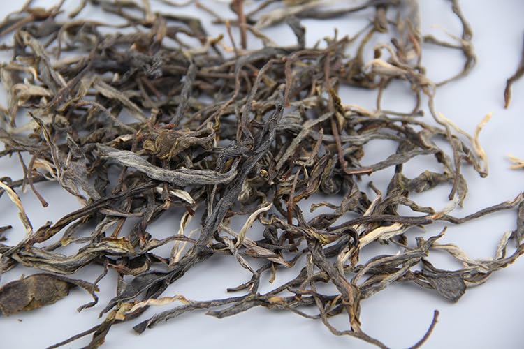 Natural and Additive-free Puerh Tea Bangdong Pure Material Sun Green Raw Tea Pre-ming Dynasty Ancient Tree Spring Tea Honey Scent 500g Green Tea 普洱茶 邦东纯料晒青生茶明前古树春茶 蜜香 500g