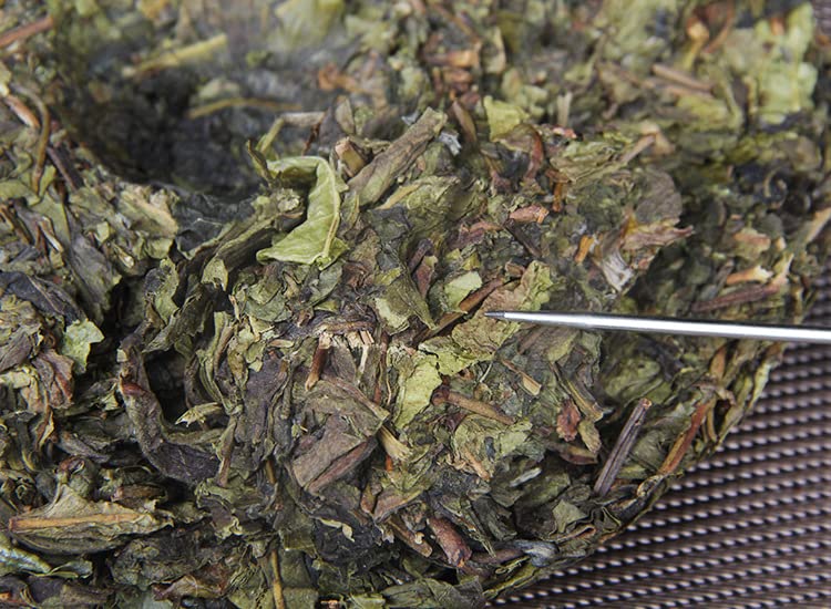 Natural and Additive-free Iceland Ancient Tree Tea 357g Gold Leaf Menghu Puerh Tea Raw Tea Yunnan Qizi Cake Green Tea 冰岛古树茶黄金叶勐库普洱茶生茶