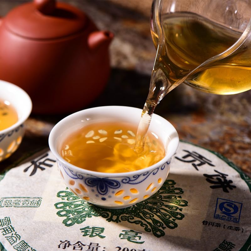 Natural and Additive-free Pu'er Tea Raw Tea 200g Brown YINHAO Tribute Cake Tea Yunnan Qizi Tea Cake Brown Big Tree Tea Healthy and Delicious Greeen Tea 普洱茶 生茶 200克布朗银毫贡饼茶云南七子茶饼布朗大树茶