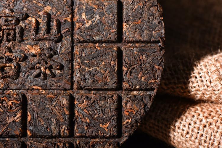 Natural and additive-free Puerh Tea Black Tea Ban Zhang 100g Old Ripe Tea Yunnan organic loose leaf Gong ting puerh tea 普洱茶熟茶 100g宫廷普洱七子饼巧克力普洱茶