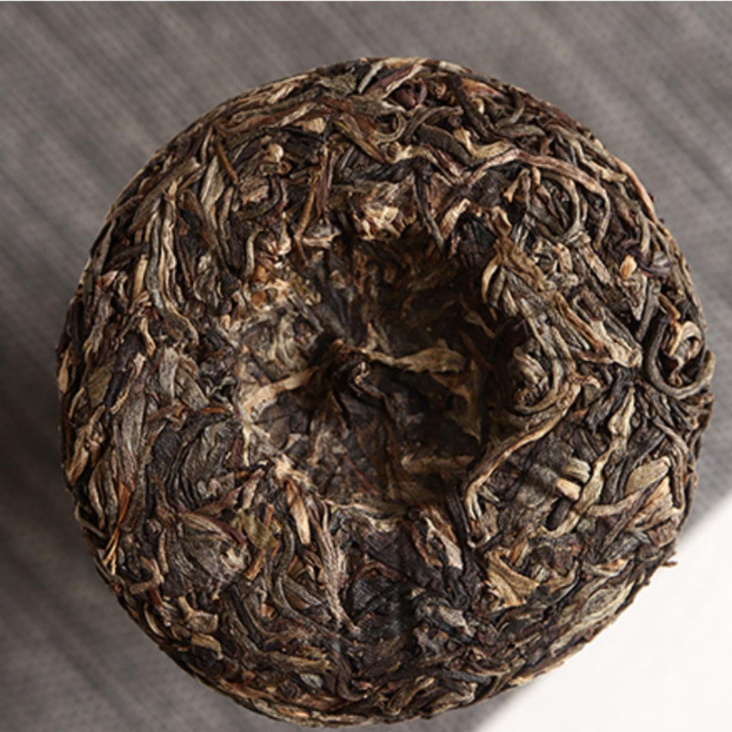 Natural and Additive-free Pu'er Tea Lexingxiang 100g Iceland Spring Tea for Travelling and Office Use (Mooncake Shape) Raw Tea Green Tea 普洱茶100克冰岛 明前春茶旅游办公用茶(月饼形状)
