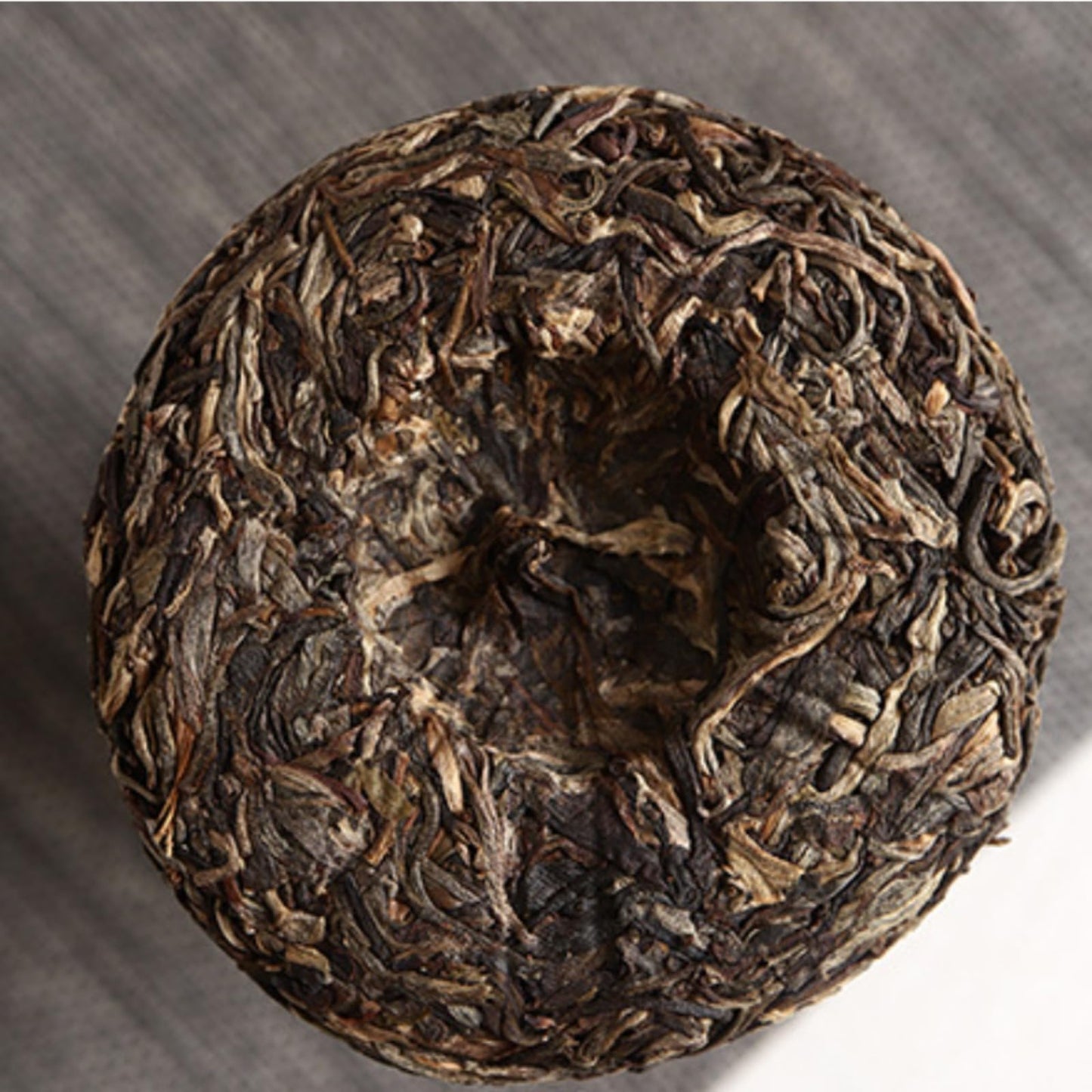Natural and Additive-free Pu'er Tea Lexingxiang Raw Tea 100g Iceland Spring Tea for Travelling and Office Use (Mooncake Shape) Green tea 普洱茶100克冰岛 明前春茶旅游办公用茶(月饼形状)