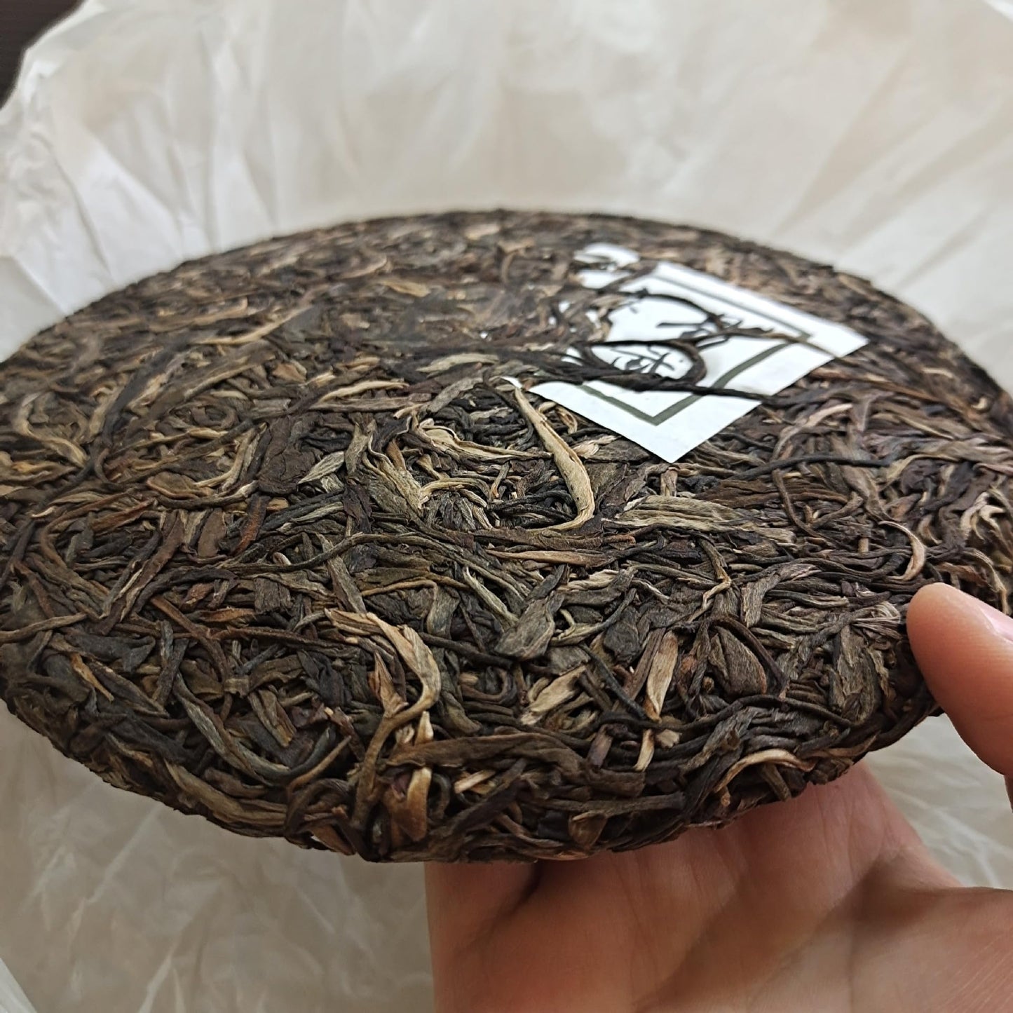Premium Yunnan Puerh Tea Seventh Cake Raw Tea Yiwu Ma Hei Ancient Tree Raw Tea 357g Natural and additive-free Green tea 云南普洱茶七子饼生茶 易武麻黑古树生茶 357克