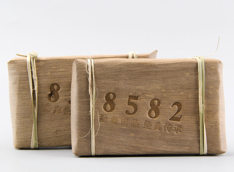 Yunnan Menghai Old Tea Brick 8582 Old Raw Tea Puerh Tea Brick 250g Green Tea