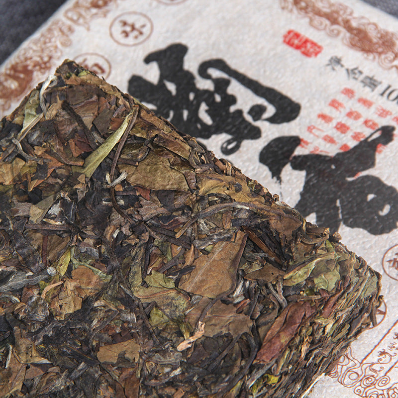 China Yunnan White Tea Ancient Tree Pu'er Raw Tea Lincang Bangdong Lanxiang Sweet Old White Tea Brick 1000g