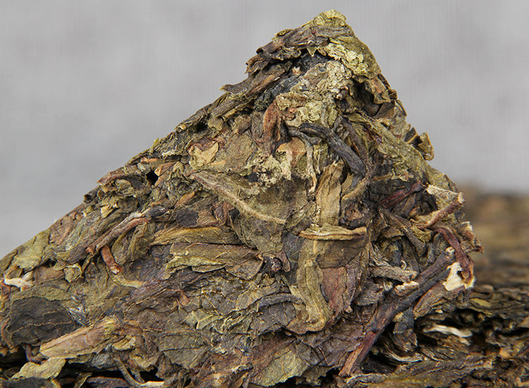 China Yunnan Gulhua Years Gulhua Pure Material Golden Leaf Green Tea Pu'er Ancient Tree Tea Raw Tea Brick 500g
