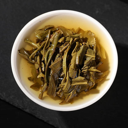 Natural Yunnan Puerh Tea Yiwu Ancient Trees Early Spring 357g Qizi Cake Puerh Raw Cake Orchid Fragrance Healthy and Delicious Green Tea 云南普洱茶 易武古树 早春 357g七子饼普洱生饼