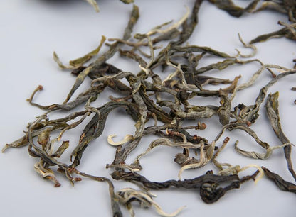 Natural and Additive-free Puerh Tea Bangdong Pure Material Sun Green Raw Tea Pre-ming Dynasty Ancient Tree Spring Tea Honey Scent 500g Green Tea 普洱茶 邦东纯料晒青生茶明前古树春茶 蜜香 500g