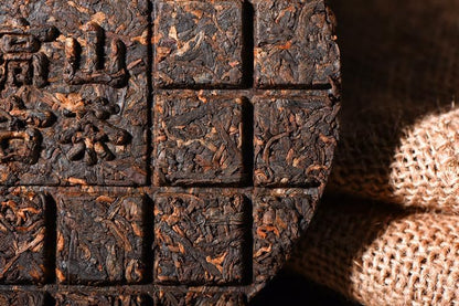 Natural and additive-free Puerh Tea Black Tea Ban Zhang 100g Old Ripe Tea Yunnan organic loose leaf Gong ting puerh tea 普洱茶熟茶 100g宫廷普洱七子饼巧克力普洱茶